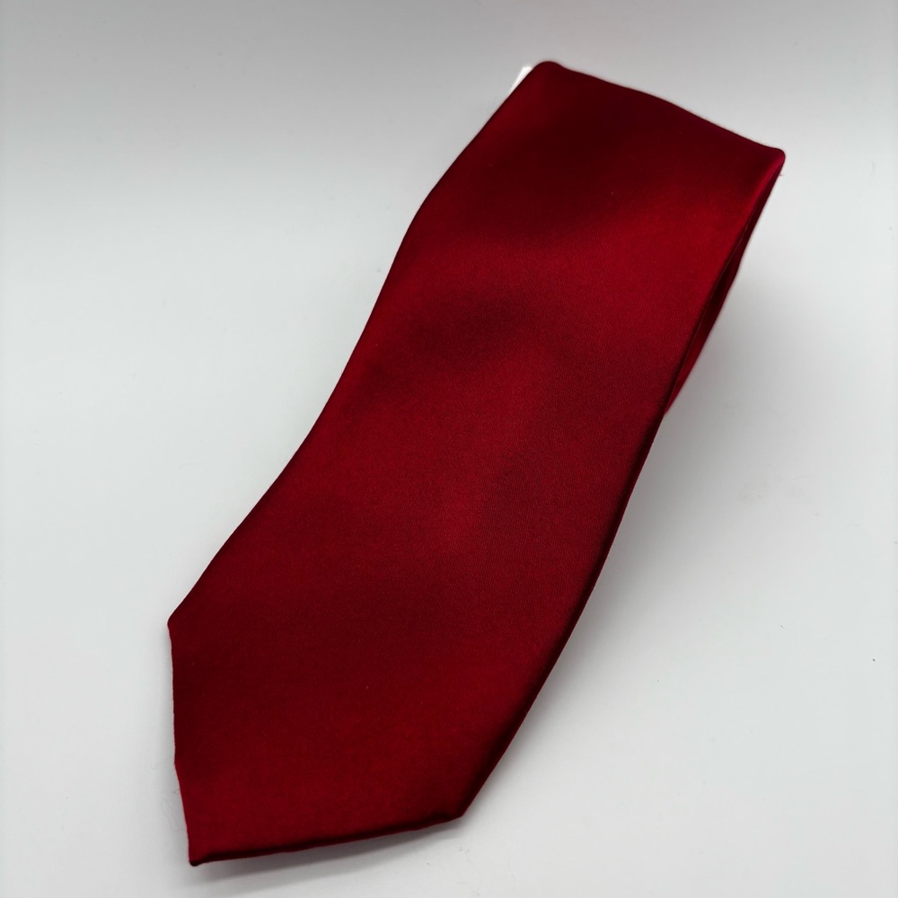 NEW Robert Graham Men’s Tie 100% Silk Solid Red 3.25 x 60 inches NWT